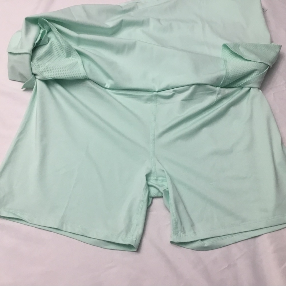 Tommy Bahama golf skorts - Picture 2 of 16